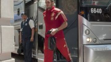 Koke baja del autobús de la Selección.