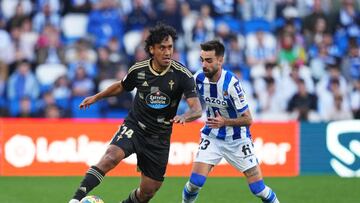 Renato Tapia conduce el balón en presencia de Brais Méndez durante el partido contra la Real Sociedad.