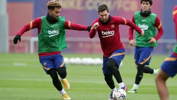 Messi conduce el bal&oacute;n ante Konrad en el entrenamiento de ayer; con Ale&ntilde;&aacute; de fondo.