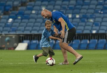 Reina con sus hijos.