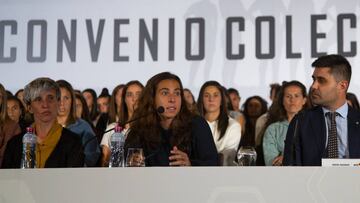 Berm&uacute;dez, Tirapu y Aganzo, durante la asamblea de jugadoras con AFE. 