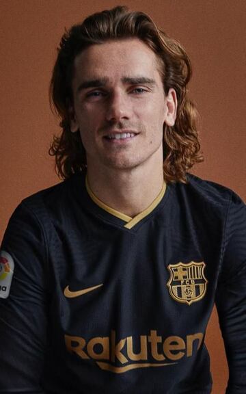 El Fútbol Club Barcelona ha presentado la que será la segunda equipación para la temporada 2020/21. La indumentaria ha sido presentada bajo el ‘Los colores van por dentro’ ya que el negro es el color protagonista de esta equipación.
