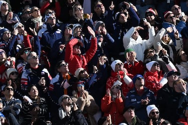 Spectators react as US' Lindsey Vonn is brought off in a helicopter after crashing in the women's downhill event during the Milano Cortina 2026 Winter Olympic Games at the Tofane Alpine Skiing Centre in Cortina d�Ampezzo on February 8, 2026. (Photo by Tiziana FABI / AFP)
