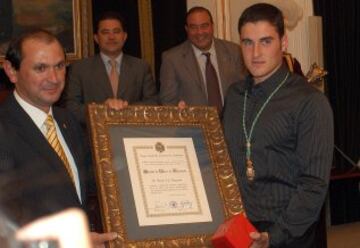 En 2004 el presidente de la Diputaci¨®n de Pontevedra, Rafael Louzan, impuso la Medalla de Oro de la instituci¨®n a David Cal.