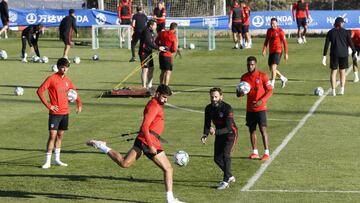 Diego Costa, en la sesión del entrenamiento esta mañana del Atlético, durante un ejercicio.