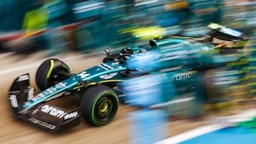 Alonso hace una parada con el Aston Martin en Silverstone.