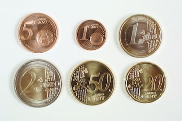 A man turns up to a shopping center with 42 pounds of coins to exchange and the police have to intervene