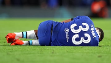 Wesley Fofana, jugador del Chelsea, se duele en el suelo durante un partido.