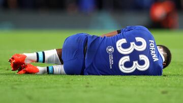 Wesley Fofana, jugador del Chelsea, se duele en el suelo durante un partido.