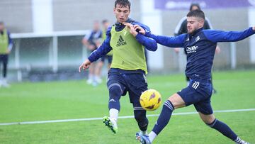 Torró e Iker Muñoz disputan un balón en el entrenamiento.