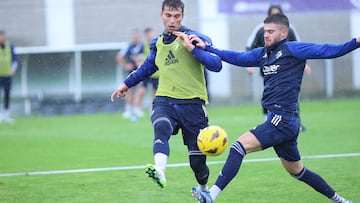 Torr¨® e Iker Mu?oz disputan un bal¨®n en el entrenamiento.