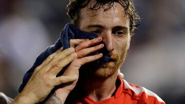 Football Soccer - Paraguay&#039;s Nacional v Argentina&#039;s Independiente - Copa Sudamericana - Defensores del Chaco stadium, Asuncion, Paraguay - October 25, 2017. Fernando Amorebieta of Independiente leaves the field after a nose injury.  REUTERS/Jorge Adorno