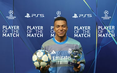 Kylian Mbappé con el balón de su hat-trick y el trofeo MVP del partido.