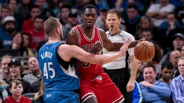 Bobby Portis ante Cole Aldrich en una partido entre Chicago Bulls y Minnesota Timberwolves de la temporada 2016-17.