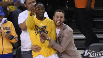 Stephen Curry celebra con Ian Clark una acción del quinto y último partido de la serie ante los Rockets.