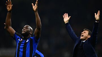 Romelu Lukaku y Javier Zanetti celebran el pase a la final de la Champions League después de vencer al Milan.