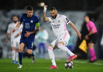 Benzema intenta un recorte ante Jorginho en el partido del pasado martes.