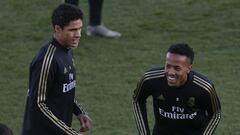 Varane y Militao en el entrenamiento del Real Madrid abierto al p&uacute;blico este pasado lunes en el Alfredo Di St&eacute;fano.