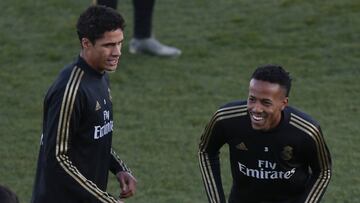 Varane y Militao en el entrenamiento del Real Madrid abierto al público este pasado lunes en el Alfredo Di Stéfano.
