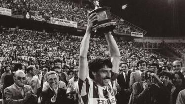 Gonzalo Alonso, detrás de Moré, aplaudiendo, es el único presidente blanquivioleta que ha conseguido un título: la Copa de la Liga de 1984.