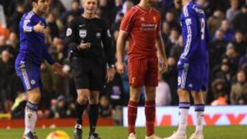 Jordan Henderson y Diego Costa, en Anfield.