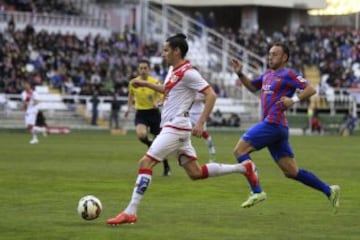 El delantero portugués del Rayo Vallecano "Licá" Pereira es seguido por el centrocampista del Levante Jordi Xumetra, durante el partido de la vigésima quinta jornada de Liga de Primera División disputado esta tarde en el estadio de Vallecas. 