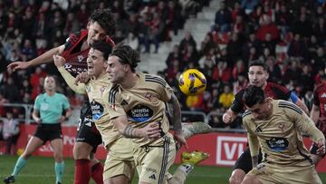 Víctor Parada trata de rematar una jugada a balón parado en el duelo ante el Racing de Ferrol.