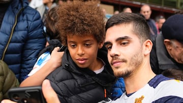 Andre Silva se saca un selfie con un ni?o en Zubieta.