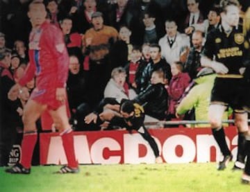 El 25 de enero de 1995, en el estadio Selhurst Park de Londres, se produjo la legendaria patada voladora de Eric Cantona a un aficionado del Crystal Palace, equipo rival del Manchester United en aquel famoso partido.