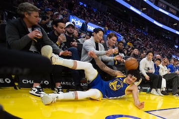 Jan 28, 2025; San Francisco, California, USA; Golden State Warriors forward Gui Santos (15) ends up in the first row of seats pursuing a loose ball with Utah Jazz guard Collin Sexton (2) during the third quarter at Chase Center. Mandatory Credit: D. Ross Cameron-Imagn Images
PUBLICADA 30/01/25 NA MA40 5COL CONTRAPORTADA FOTO FINISH 