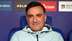 El entrenador portugués Carlos Carvalhal, sentado en el banquillo del RCDE Stadium.