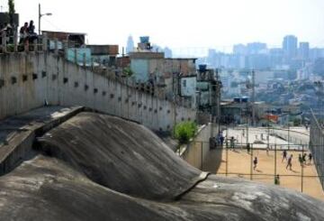 Varios jovenes jugando en una Favela de Rio de Janeiro, Brasil