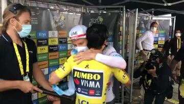 Primoz Roglic abraza a Tadej Pogacar tras la victoria del segundo en la crono final de La Planche des Belles Filles que le permitió ganar el Tour de Francia.