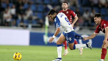 Ángel, del Tenerife, ante el Alcorcón.