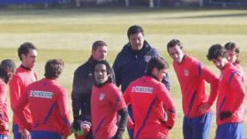 <b>TITULARES. </b>Simeone aleccionaba ayer al equipo antes de enfrentarse al Tercera División.