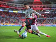 Emilio Lara (L) of Necaxa fights for the ball with Arturo Alfonso Gonzalez (R) of Atlas during the 3rd round match between Necaxa and Atlas as part of the Liga BBVA MX, Torneo Clausura 2026 at Victoria Stadium, on January 17, 2026 in Aguascalientes, Mexico.