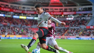 Emilio Lara (L) of Necaxa fights for the ball with Arturo Alfonso Gonzalez (R) of Atlas during the 3rd round match between Necaxa and Atlas as part of the Liga BBVA MX, Torneo Clausura 2026 at Victoria Stadium, on January 17, 2026 in Aguascalientes, Mexico.