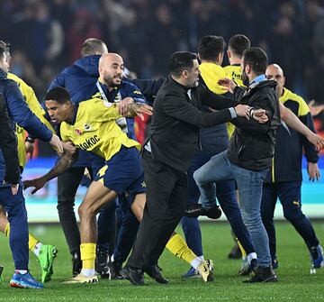 Numerosos ultras del Trabzonspor han agredido este domingo a los jugadores del Fenerbahçe tras perder su club en casa por 2-3. Tras pitarse el final del partido, los jugadores del Fenerbahçe intentaron celebrar la victoria sobre el césped, pero numerosos ultras del Trabzonspor irrumpieron en el campo agrediendo a los jugadores. Los futbolistas se defendieron, produciéndose una batalla campal de la que los jugadores fueron rescatados por las fuerzas de seguridad.