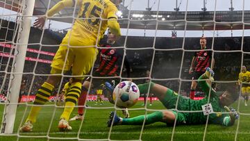 Frankfurt's Egyptian forward #07 Omar Marmoush (2nd L) scores the 2-0 goal against Dortmund's Swiss goalkeeper #01 Gregor Kobel (R) and Dortmund's German defender #15 Mats Hummels (L) during the German first division Bundesliga football match between Eintracht Frankfurt and Borussia Dortmund in Frankfurt am Main, western Germany on October 29, 2023. (Photo by Kirill KUDRYAVTSEV / AFP) / DFL REGULATIONS PROHIBIT ANY USE OF PHOTOGRAPHS AS IMAGE SEQUENCES AND/OR QUASI-VIDEO