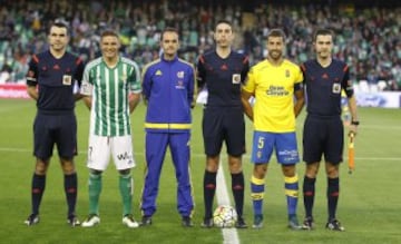 El árbitro Vicandi Garrido con sus asistentes Huerga Cermeo y Villate Martínez, el cuarto árbitro Collado López y los capitanes Joaquín y David García.