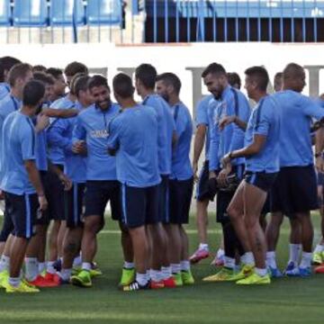 RISAS. Los jugadores del Atlético hacen bromas en el inicio del entrenamiento de ayer previo al partido con el Eibar.