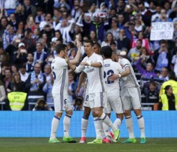 Los jugadores celebran el 1-0 de Benzema. 