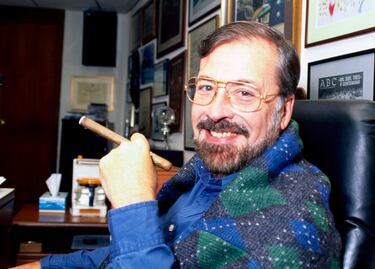 El 4 de julio de 1935 nació en Montevideo el inigualable Francisco Ibáñez Serrador, Chicho. Fue director de cine, realizador de televisión, teatro, guionista...Se le conoce como uno de los grandes referentes españoles del suspense y el terror, con obras maestras como '¿Quién puede matar a un niño?' o 'Historias para no dormir'. Además, fue pionero en la televisión ya que en 1972 desarrolló un concurso que revolucionó la pequeña pantalla: el 'Un, dos, tres'. Su influencia en el mundo del cine es reconocida por grandes autores como Álex de la Iglesia, Alejandro Amenábar o Juan Antonio Bayona.