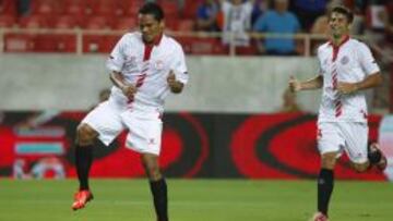 Bacca celebra su primer gol oficial como sevillista. 
