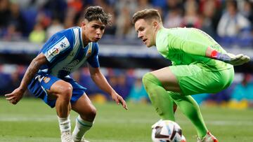 CORNELLÁ DE LLOBREGAT (BARCELONA), 14/05/2023.- El centrocampista del Espanyol Nico Melamed (i) intenta traspasar la barrera del guardameta alemán del FC Barcelona Marc-André ter Stegen (d) durante el partido correspondiente a la jornada 34 de LaLiga Santander que RCD Espanyol y FC Barcelona disputan este domingo en el RCDE Stadium de Cornellá de Llobregat (Barcelona). EFE/ Andreu Dalmau