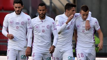 Reims&#039; French forward Remi Oudin (2R/12) celebrates with teammates after scoring his team&#039;s first goal during the French L1 Football match between Rennes (Stade Rennais FC) and Reims (Stade de Reims) at Roazhon Park in Rennes