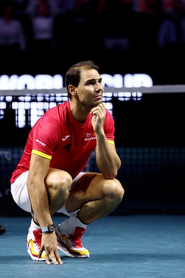 Rafael Nadal llora mientras se proyecta un video homenaje a su carrera al final del partido de dobles de cuartos de final entre Holanda y España durante las finales de la Copa Davis en el Palacio de Deportes José María Martín Carpena en Málaga.