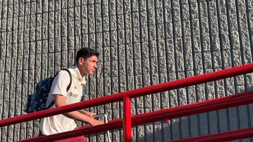 Edson Álvarez, renqueante en llegada de la Selección Mexicana a Las Vegas
