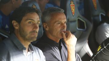 Fran Escrib¨¢, junto a Generelo, en el banquillo de La Romareda.