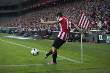 1-0. Aduriz anota el primer gol tras un saque de esquina de Susaeta.